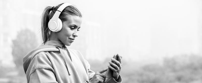 blonde avec tel rogne